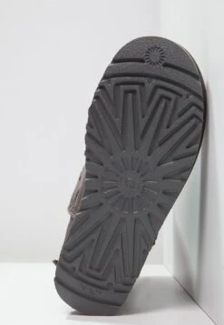 Ugg Bailey Bow - Korte Laarzen - Grey 12 Ugg Bailey Bow - Korte Laarzen - Grey -SchoenenPlezier 04e16e88c3674ea1b533a7269ed9fc2f
