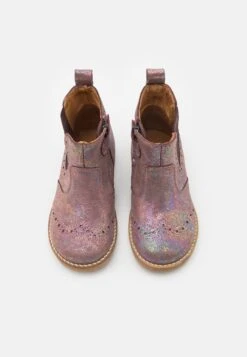 Froddo Chelys Brogue - Korte Laarzen - Pink Shine 9 Froddo Chelys Brogue - Korte Laarzen - Pink Shine -SchoenenPlezier 09335b4297fb435cacdf183f9cecfd19 scaled
