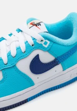 Nike Sportswear Force 1 Lv8 2 Unisex - Sneakers Laag - White/Light Photo Blue/Deep Royal Blue/Baltic Blue -SchoenenPlezier 17c6ef937858443694af0946ae045373 scaled