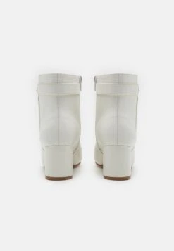 Wide Fit - Korte Laarzen - White -SchoenenPlezier 17c7d916626b42ea97932eec2f5dc501 scaled