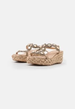 Alma En Pena Sandalen Met Sleehak - Beige -SchoenenPlezier 18e6400368264c168d0a8dddaff3793e scaled