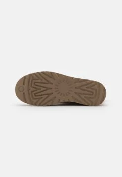 Ugg Classic Mini Logo Zip - Korte Laarzen - Chestnut -SchoenenPlezier 23c0bdf101914c4ba916f78c212125d4 scaled