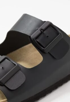 Pier One Unisex - Pantoffels - Black -SchoenenPlezier 2c1088e9c35241008f77393ded163426 scaled