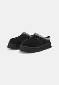 Ugg Tazz - Pantoffels - Nero -SchoenenPlezier 2da97aff716843909ef92f6c48027cba scaled