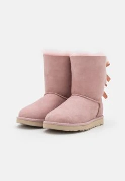 Ugg Bailey Bow - Korte Laarzen - Rose Grey -SchoenenPlezier 31b3073874a8413cbd74807b209ee6c1 scaled