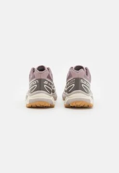 Salomon Xt-6 Unisex - Sneakers Laag - Quail/Plum Kitten/Vanilla Ice -SchoenenPlezier 31cfa453540044b199d3052754f2c914 scaled