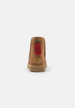 Ugg Classic Mini Logo Zip - Korte Laarzen - Chestnut -SchoenenPlezier 32018fa881d0416b9ff8c56586cf1ca5 scaled