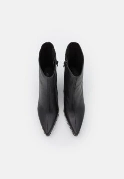 Jeffrey Campbell Walton - Cowboy-/Bikerlaarsjes - Black -SchoenenPlezier 40b7c2b7fd2041189a47bba59c125dd5 scaled