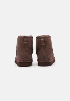 Ugg Classic Mini - Korte Laarzen - Burnt Cedar -SchoenenPlezier 4565b1d41d8540be8b4ba9c495309c96 scaled