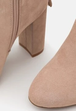 Leather - Laarzen Met Hoge Hak - Beige -SchoenenPlezier 46cb7ba4b24644c79690a3cae899d54e scaled