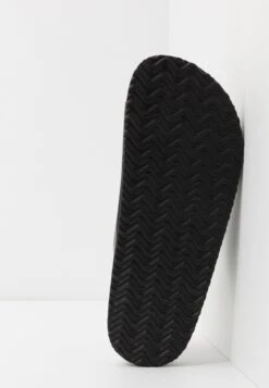 Pier One Unisex - Pantoffels - Black -SchoenenPlezier 4a735c24e60449a29969a0148d036b07 scaled