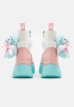 KOI FOOTWEAR Melanie Martinez Sweet Teddy Bear Platform Boots - Korte Laarzen - Blue/Pink/White -SchoenenPlezier 4b80000437fe49128bbe5fd8d98b6074 scaled