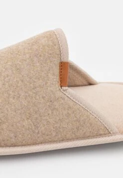 Pier One Pantoffels - Beige -SchoenenPlezier 4bb8e183218649be8d160cd154643fa0 scaled