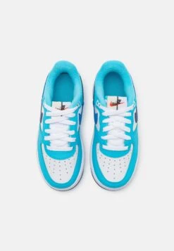 Nike Sportswear Force 1 Lv8 2 Unisex - Sneakers Laag - White/Light Photo Blue/Deep Royal Blue/Baltic Blue -SchoenenPlezier 531f739b9c6a41b79ce63eea242d4cc0 scaled