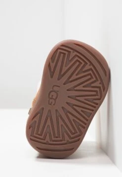 Ugg Jorie - Korte Laarzen - Chestnut -SchoenenPlezier 550b15f6835d4eaba36d267c8cbf7d7c