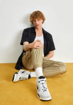 Nike Sportswear Air Flight Lite Mid Nas - Sneakers Hoog - Photon Dust/Black/Metallic Silver/Light Smoke Grey/White/Pale Ivory -SchoenenPlezier 560daf0e121c4269ba1c67652031ecf4 scaled