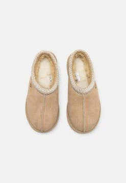 Ugg Tasman - Pantoffels - Mustard Seed/White -SchoenenPlezier 5eba1d2c9f0b44e399bdf3fcb32f97dd scaled