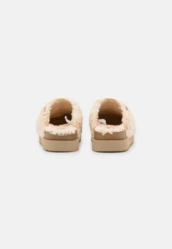 Ugg Fuzz Sugar - Pantoffels - Natural 9 Ugg Fuzz Sugar - Pantoffels - Natural -SchoenenPlezier 615ec063c8304127b2f5a536055df7ae scaled