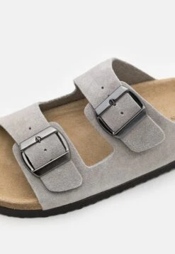 Pier One Leather Unisex - Pantoffels - Grey 11 Pier One Leather Unisex - Pantoffels - Grey -SchoenenPlezier 6b071714d1514b7cbade5fbfdf5bc6fc scaled