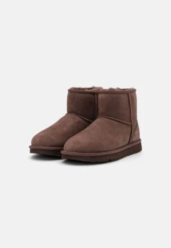Ugg Classic Mini - Korte Laarzen - Burnt Cedar -SchoenenPlezier 6df7fd5e54c241b1a5941176699be267 scaled