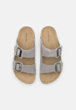 Pier One Leather Unisex - Pantoffels - Grey 9 Pier One Leather Unisex - Pantoffels - Grey -SchoenenPlezier 6e172422b00e484a8ac21c5f565af9d6 scaled