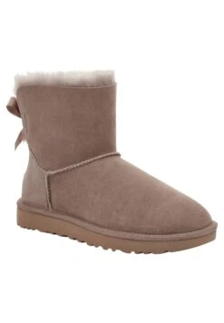 Ugg Mini Bailey Bow - Korte Laarzen - Caramel -SchoenenPlezier 75603491636f43c6a1a464d94cedd14c scaled