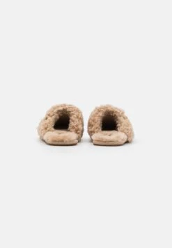 Ugg Maxi Curly Slide - Pantoffels - Sand -SchoenenPlezier 7a5c0c81c53845faaf6e05c68bd00159 scaled