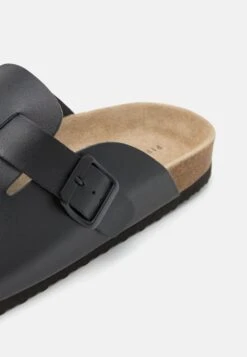 Pier One Leather Unisex - Pantoffels - Black -SchoenenPlezier 7b28889d1d2247a8abcae3a4a4c34674 scaled