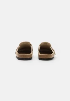 Pier One Leather Unisex - Pantoffels - Beige -SchoenenPlezier 7fc4209f0b9d443b96717beece6deee4 scaled