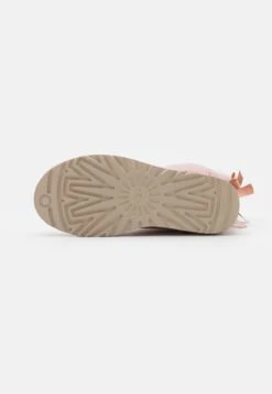 Ugg Bailey Bow - Korte Laarzen - Rose Grey -SchoenenPlezier 857181c7b1784fbfa63f3d1f9166b934 scaled