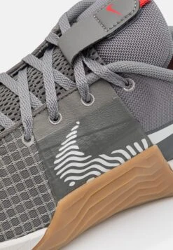 Nike Performance Metcon 8 Unisex - Trainingsschoen - Flat Pewter/Phantom/Med Brown/Light Crimson/Adobe/Cobblestone -SchoenenPlezier 8653a01698a24a95a9623ef62e1b4c07 scaled