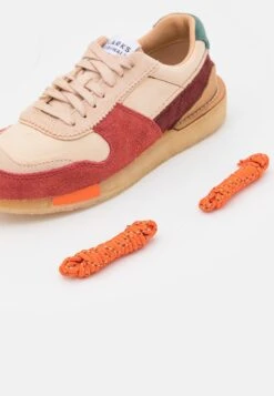 Clarks Originals Torrun - Sneakers Laag - Dark Pink Combi -SchoenenPlezier 88be6bdbf4e34ef3b366ed27fa370e31 scaled