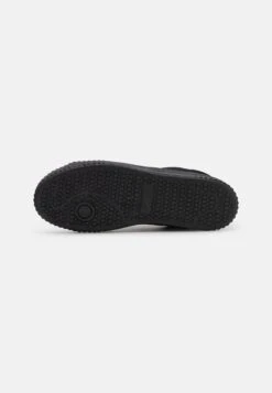 YOURTURN Unisex - Sneakers Laag - Black -SchoenenPlezier 8dfa14378f2c446396880c9788f41a86 scaled