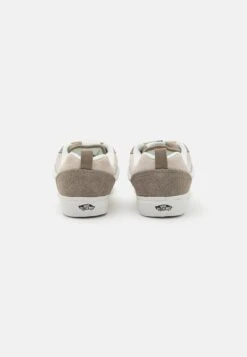 Vans Knu Skool Unisex - Skateschoenen - Beige/Light Brown/White 8 Vans Knu Skool Unisex - Skateschoenen - Beige/Light Brown/White -SchoenenPlezier 943d40e618e94fc6bb9b9c7e8bac78ab scaled