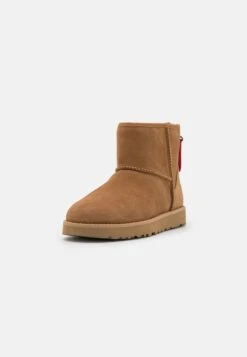 Ugg Classic Mini Logo Zip - Korte Laarzen - Chestnut -SchoenenPlezier 98e1ec91b2ac4e0d837fdb5762150015 scaled