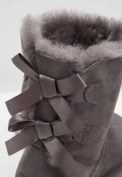 Ugg Bailey Bow - Korte Laarzen - Grey 13 Ugg Bailey Bow - Korte Laarzen - Grey -SchoenenPlezier 9db3d989bbe645c6847acb8223ef4d8d