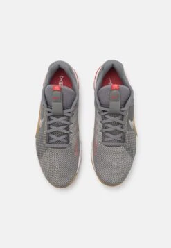 Nike Performance Metcon 8 Unisex - Trainingsschoen - Flat Pewter/Phantom/Med Brown/Light Crimson/Adobe/Cobblestone -SchoenenPlezier b36bb5d828c24708bd355ab26ae26501 scaled