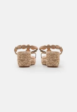 Alma En Pena Sandalen Met Sleehak - Beige -SchoenenPlezier b515a4cbbd6d4779b7f937298e61c6dd scaled