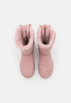 Ugg Bailey Bow - Korte Laarzen - Rose Grey -SchoenenPlezier be84b4ecc112410c924830acab857c5e scaled