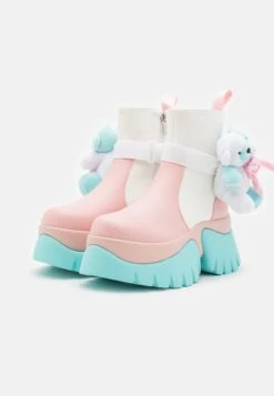 KOI FOOTWEAR Melanie Martinez Sweet Teddy Bear Platform Boots - Korte Laarzen - Blue/Pink/White -SchoenenPlezier c1a669c57b2b40fba289021b1425f5ac scaled