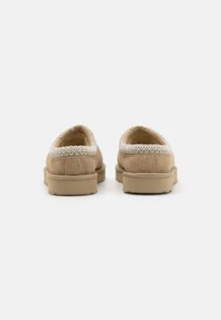 Ugg Tasman - Pantoffels - Mustard Seed/White -SchoenenPlezier c2f87fae95474bc597c678d01fed6684 scaled