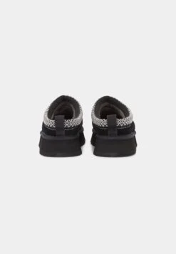 Ugg Tazz - Pantoffels - Nero -SchoenenPlezier c983f7a8fa484ef09b6a5bc4a2135107 scaled