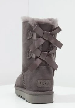 Ugg Bailey Bow - Korte Laarzen - Grey 11 Ugg Bailey Bow - Korte Laarzen - Grey -SchoenenPlezier cd24d18222c74140b68784fd42681dc1