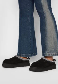 Ugg Tazz - Pantoffels - Nero -SchoenenPlezier da2d05b85f2f45398ede115ffee058bf scaled