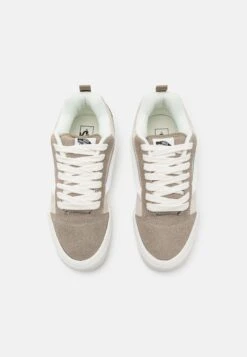 Vans Knu Skool Unisex - Skateschoenen - Beige/Light Brown/White 9 Vans Knu Skool Unisex - Skateschoenen - Beige/Light Brown/White -SchoenenPlezier da6bd36bf9d3469ea05d64d192dd8ac3 scaled