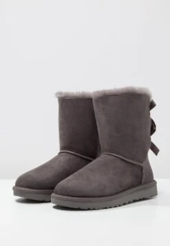 Ugg Bailey Bow - Korte Laarzen - Grey 10 Ugg Bailey Bow - Korte Laarzen - Grey -SchoenenPlezier e6f85be4eff5429c9be1d6f252cd591b
