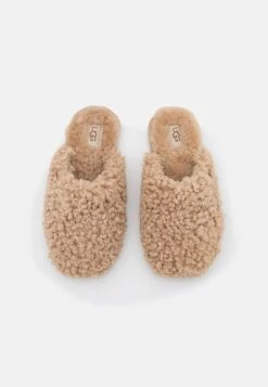 Ugg Maxi Curly Slide - Pantoffels - Sand -SchoenenPlezier f453644d60ea4dbbbff756127bea6510 scaled