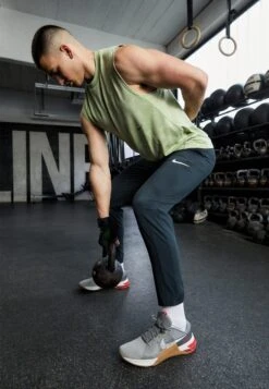 Nike Performance Metcon 8 Unisex - Trainingsschoen - Flat Pewter/Phantom/Med Brown/Light Crimson/Adobe/Cobblestone -SchoenenPlezier f6c86bbfea6c40d1986a63b73e7442ba scaled