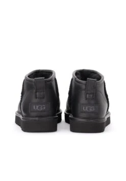 Ugg Korte Laarzen - Nero -SchoenenPlezier fd30a310a4784f7187e3791c53986639